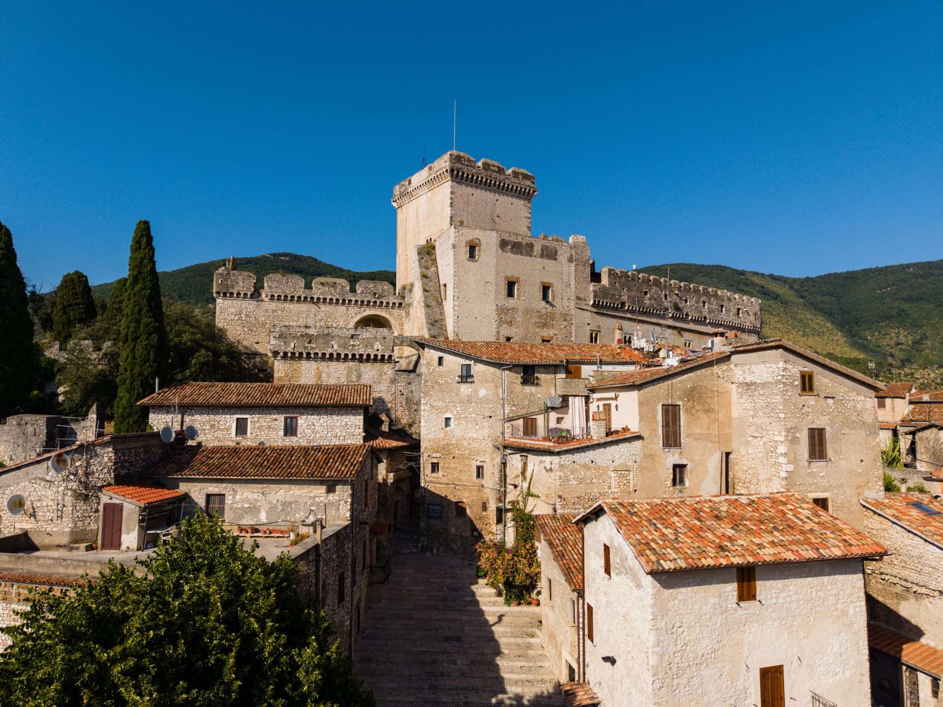FILM FRIENDLY LOCATION 2025: SERMONETA, UN SET TRA VICOLI E ARCHITETTURE MEDIEVALI